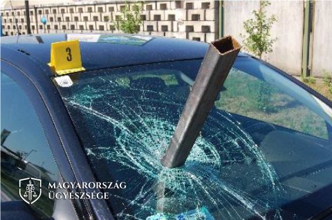„Most megöllek!” – vasszerszámmal támadt főnöke a felbőszült férfi, miután munkaadója kirúgta, mert molesztálta kolléganőjét