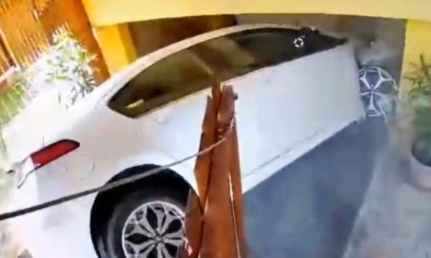 Beleremegett a ház: Családi ház garázsbeállójába repült egy autó Pest megyében – videó