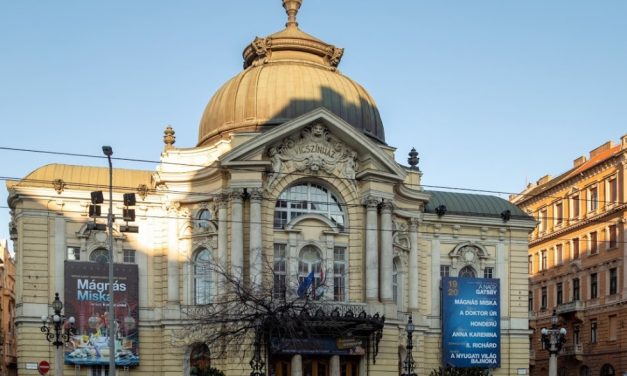 Felmászott egy férfi a Vígszínház épületére, majd lezuhant onnan