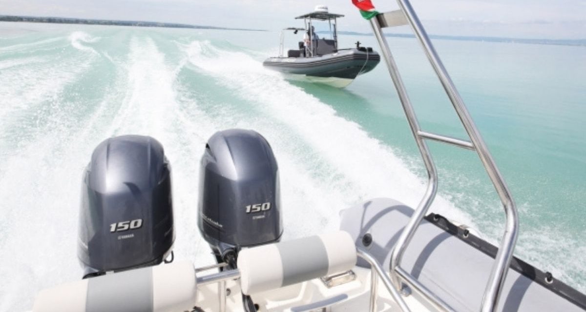 Kishajójukkal rekedtek a Balaton közepén: így segítettek a bajba jutott pároson a siófoki vízirendőrök
