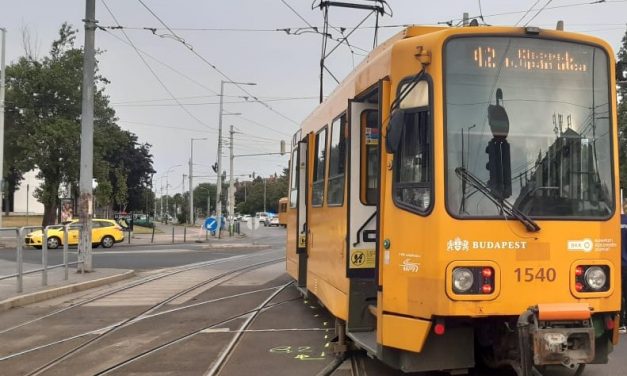 Villamos siklott ki Budapesten, így történt a baleset – Itt vannak a helyszíni fotók