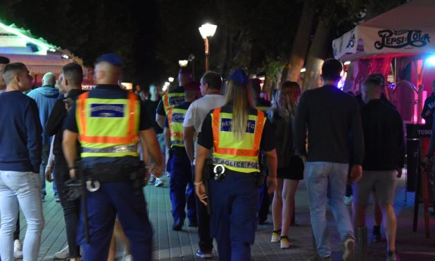 Ellepték a rendőrök a siófoki Petőfi sétányt – Fotók a helyszínről