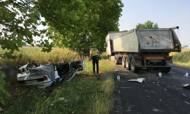 Tragédia Somogy megyében: teherautóval ütközött egy autós, a kocsi a felismerhetetlenségig összeroncsolódott, ketten meghaltak – Fotók a helyszínről