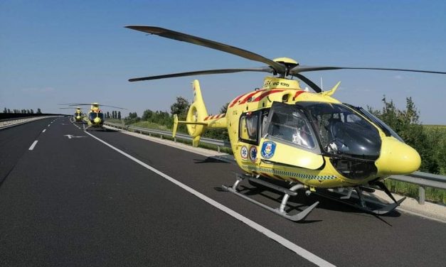 Négyen meghaltak az M6-os autópályán, miután egy embercsempész a rendőrök elől menekült – a helyszínre három mentőhelikopter érkezett