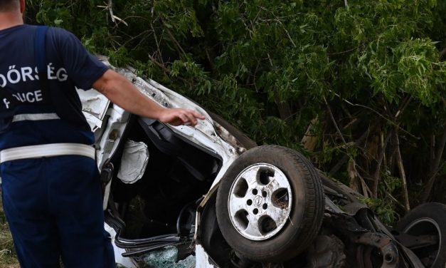 Lesodródott az útról majd felborult – Egy 19 éves fiatal fiú halt meg Turánál – fotók a borzalmas balesetről