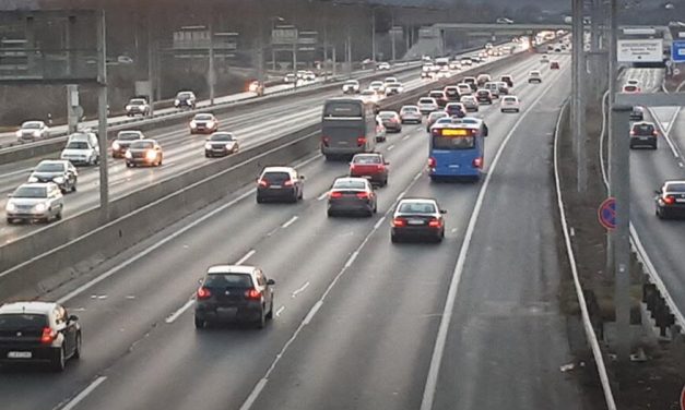 Egy óra alatt öt baleset történt az M1-es autópályán – összesen 15 autó rohant egymásba