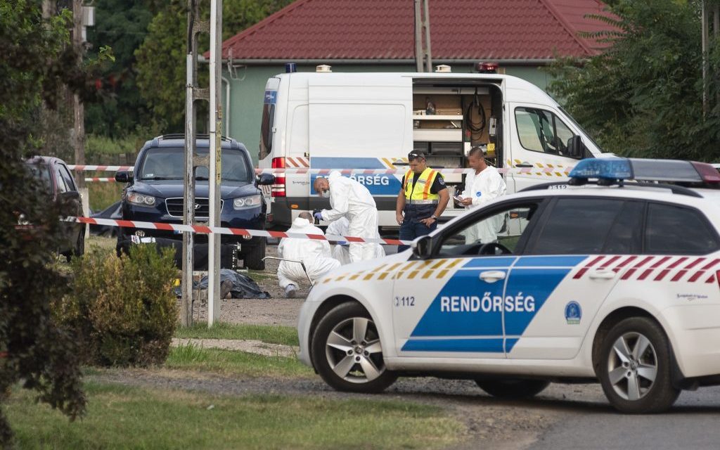 „Láttam, hogy hova csapódott be a lövedék, ez tuti halálos volt” – életfogytiglant kapott az a vadász, aki kivégezte felesége szeretőjét és annak édesapját, az asszony ordítva sírt a bíróságon