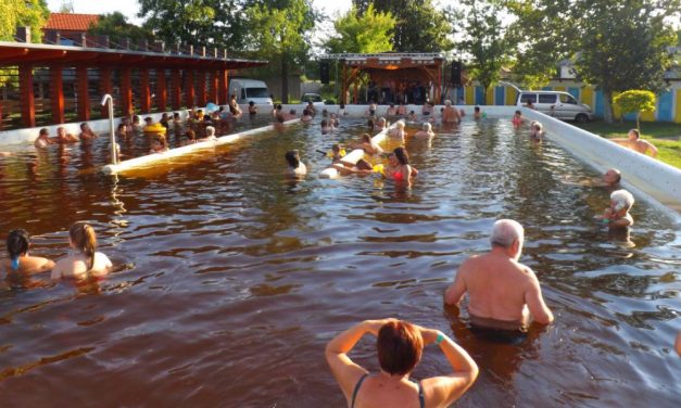 „Én a rácsok mögött összeomlottam” – szeretne ott lenni Kálmánka temetésén az az édesapja, akinek kisfia a karcagi strandon fulladt bele a gyógymedencébe