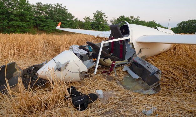 Földbe csapódott egy vitorlázórepülő Sóskúton, a pilótát mentőhelikopterrel vitték kórházba