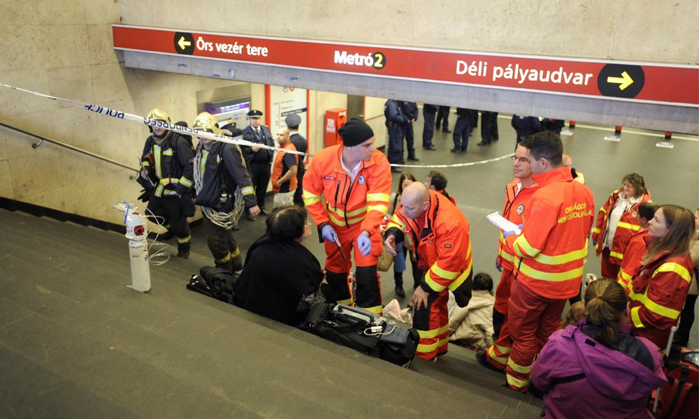Pánik a metróban: Paprikaspray-vel fújta le az utasokat a férfi, többen rosszul lettek, leállították a szerelvényt most vádat emeltek ellene