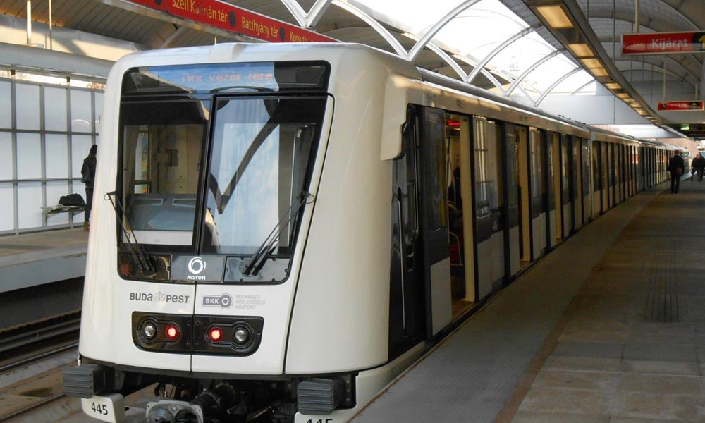 Gázolás miatt nem jár a 2-es metró Budapesten: Mentők a helyszínek – fotók