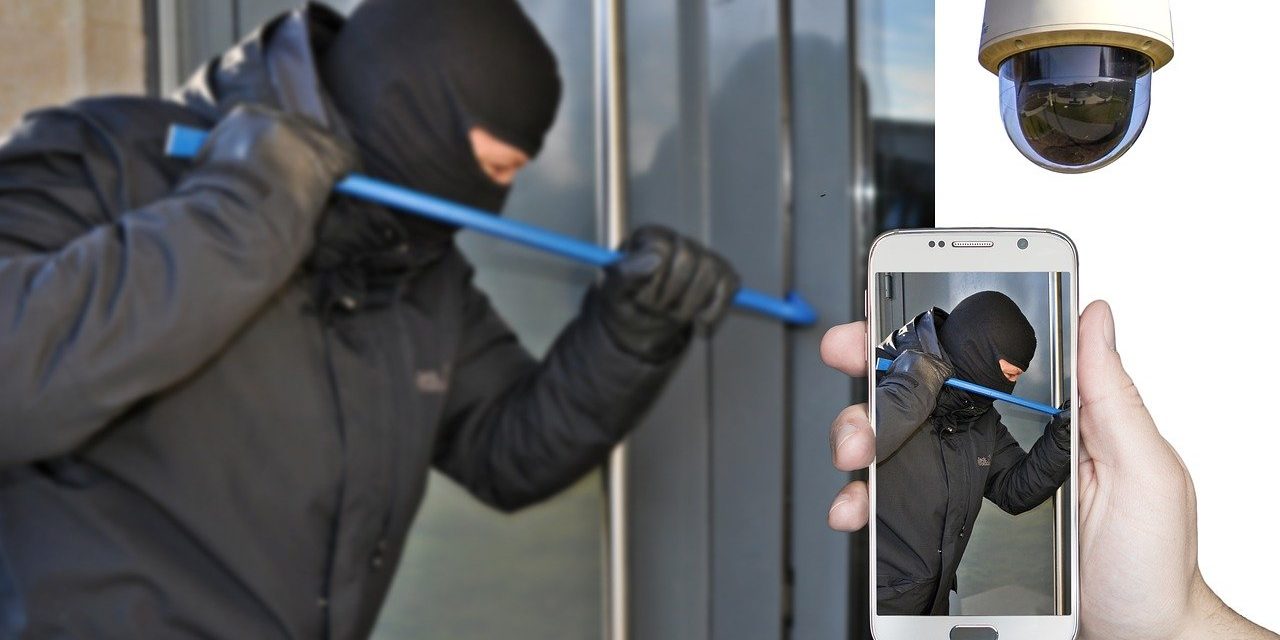 A váci rendőrök még keresik a kosdi polgármesteri hivatalból egymillióval távozó elkövetőt