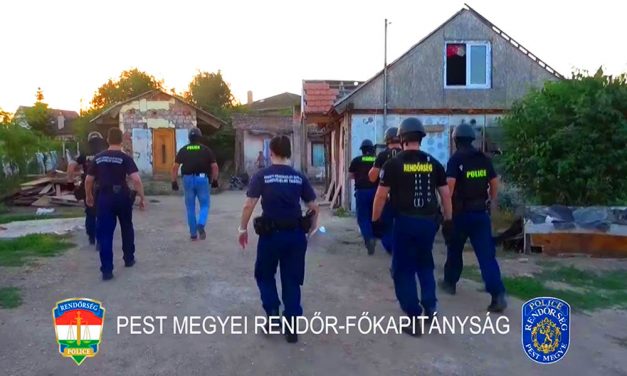 Akcióban a rendőrhadsereg: Hajnalban érkeztek, flip-flop papucsban vitték börtönbe a meglepett bűnözőt