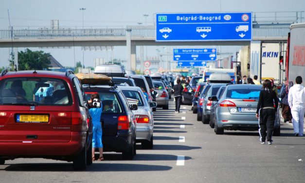 Meghalt egy ember a röszkei határátkelőn: nem bírta a szervezete a több órás várakozást a hőségben, óriási a torlódás a határátkelőn