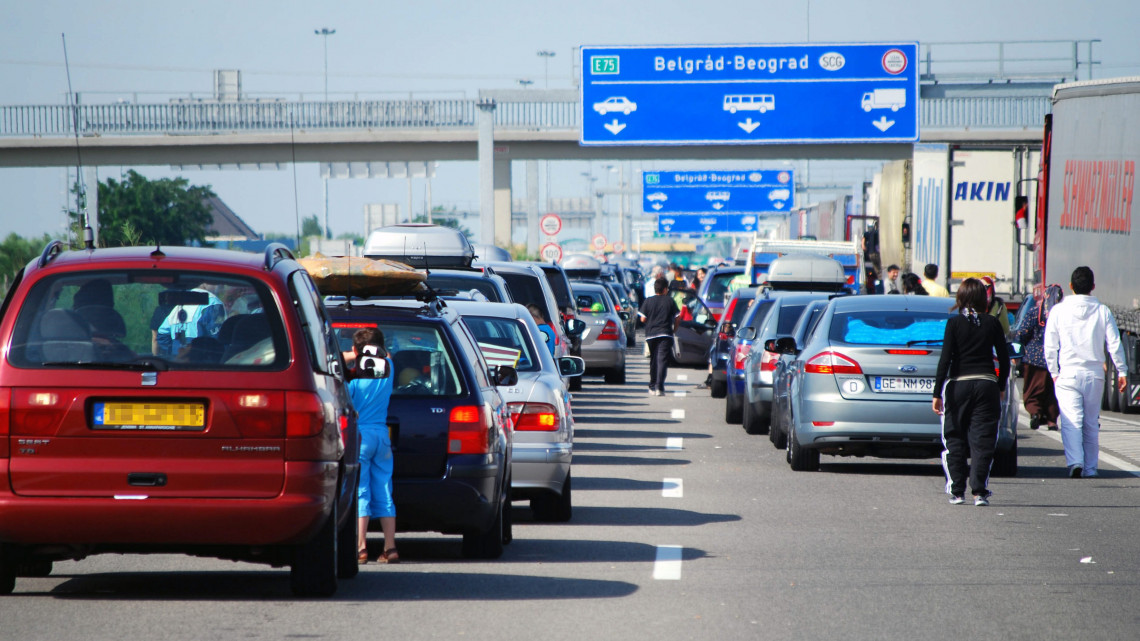 Meghalt egy ember a röszkei határátkelőn: nem bírta a szervezete a több órás várakozást a hőségben, óriási a torlódás a határátkelőn