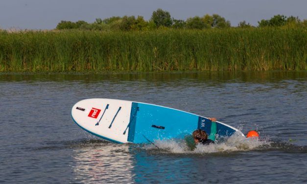 „Elég volt ebből, a SUP nem gumimatrac!” – állítja az oktató, miután egy 10 éves kislány egyedül SUP-ozott és eltűnt a Balatonon