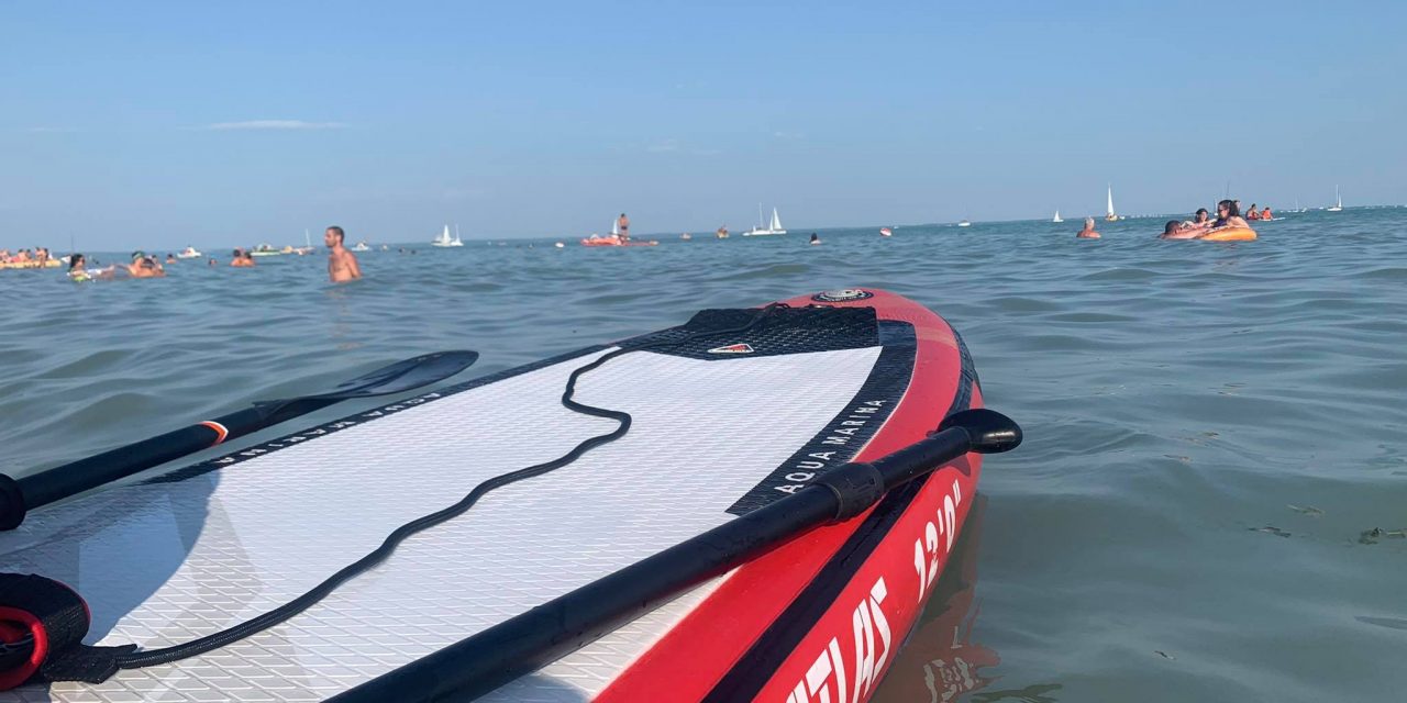 Eltűnt a Balatonban egy SUP-ozó kislány, akire egy rendőr talált rá: a gyerek rémülten, kimerülve ült az úszóeszközön