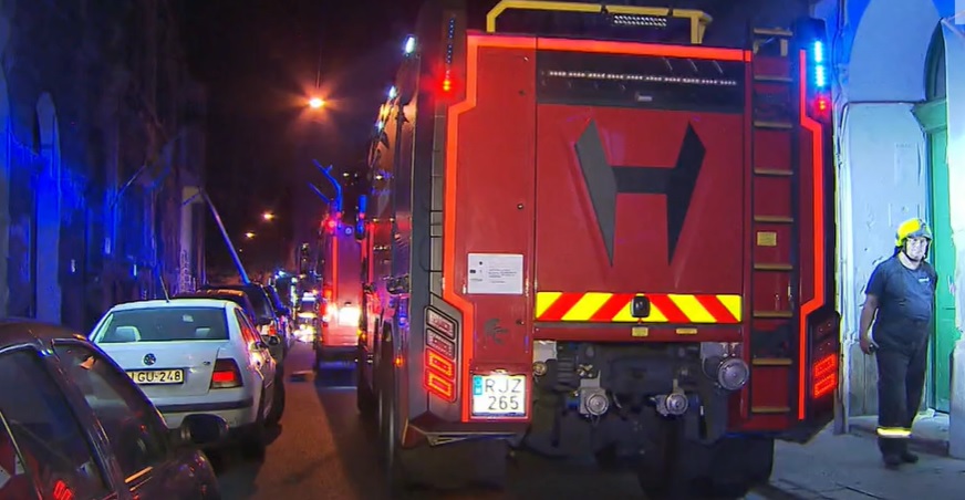 „Kitört a pánik, több tucat ember futott ki az utcára” –  Féltékeny férfi gyújthatta fel a munkásszállót Budapest 8. kerületében – videó