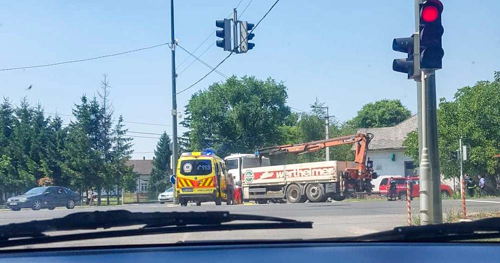 Brutális baleset Szikszón: Teherautó sodort el egy 71 éves, bicikliző asszonyt – A néninek esélye sem volt a túlélésre