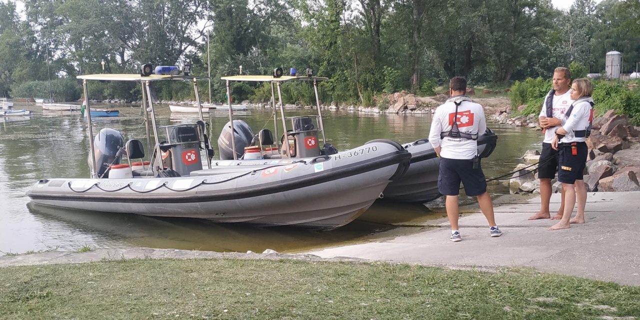 „A legrosszabb napom” – nem tudott úszni az a testvérpár, amely a Balatonba fulladt, a két fiú gumimatraccal úszott be a vízbe