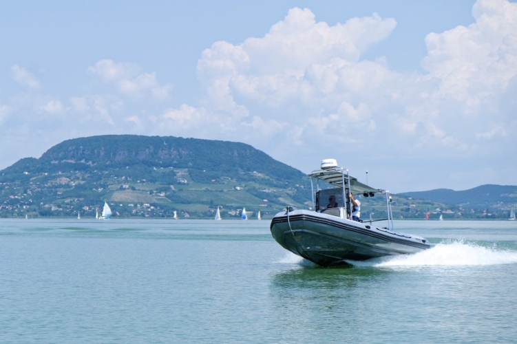 „A legboldogabb időszakukat élték” – szerelmét akarta kimenteni a Balatonból a 37 éves férfi, végül ő fulladt meg a szigligeti strandon