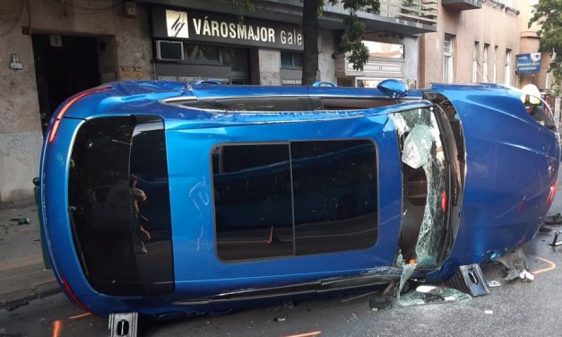 Piásan rodeózva ütközött tűzcsapnak ez a nő Budapesten – Kidöntött egy villanyoszlopot is, majd ellenszegült a mentőknek, durva pusztítást csinált – Fotók a helyszínről