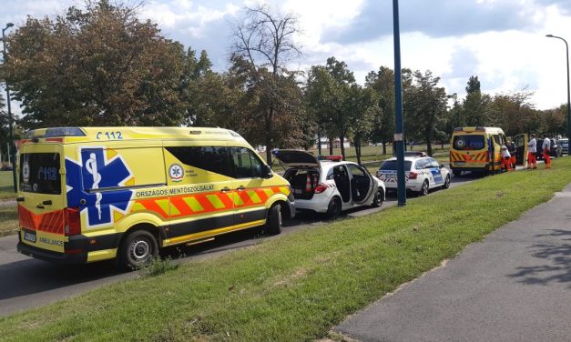 Egy figyelmetlen sofőr elbaltázott kanyarodása miatt borult a tetejére egy Honda a Budapesten, a kocsiban egy négytagú család utazott – fotók a helyszínről