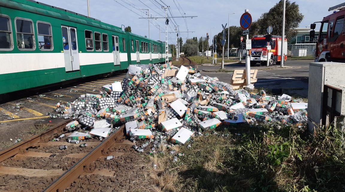 Karambolozott a HÉV Budapesten, üdítőket szállító kamionnal ütközött – Többen megsérültek, fotók a helyszínről