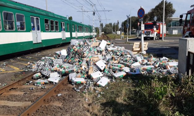 Karambolozott a HÉV Budapesten, üdítőket szállító kamionnal ütközött – Többen megsérültek, fotók a helyszínről