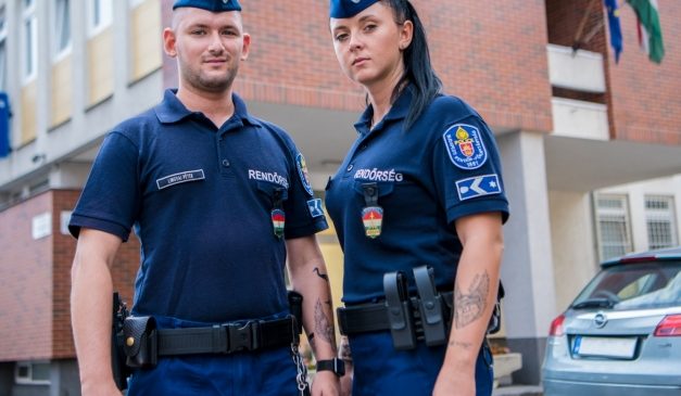 Visszatértek! Ismét felöltötte az egyenruhát a tavaly karácsonykor megtámadott rendőrpáros – videó