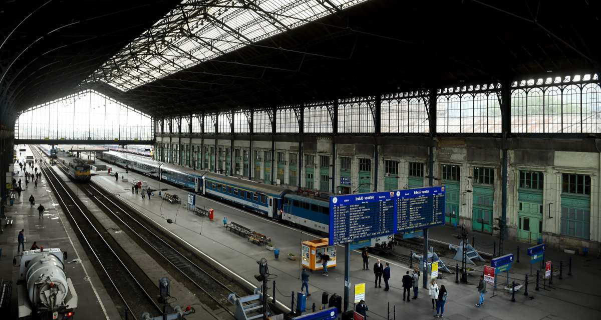 Baleset a Keleti pályaudvaron: nekiütközött az ütközőbaknak egy InterCity, egymásra estek az utasok, többen megsérültek