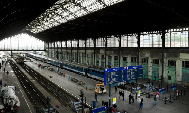 Baleset a Keleti pályaudvaron: nekiütközött az ütközőbaknak egy InterCity, egymásra estek az utasok, többen megsérültek