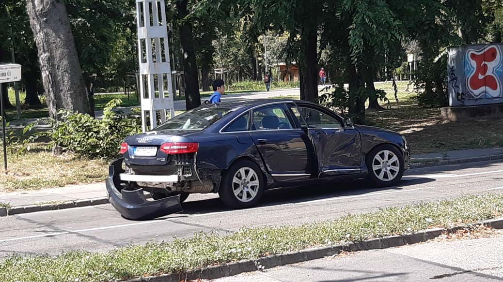 Nagyot ütöttek az Audi oldalán, pont egy mentő járt a közelben