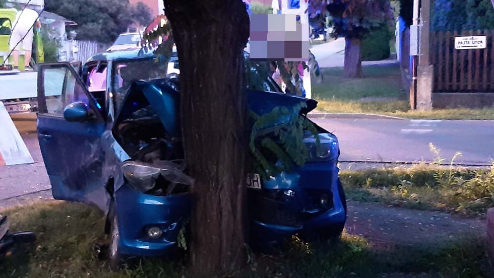 A karambol végén a fa állította meg a kék Skodát Rákoscsabán