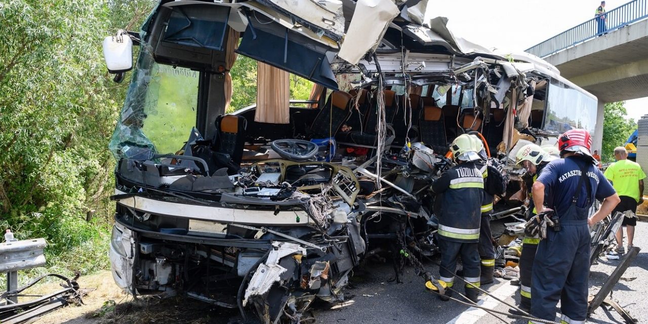 „Közeli hozzátartozóm is volt a buszon, sokkos állapotban vagyok” – megkezdődték az M7-esen történt buszbaleset áldozatainak azonosítását