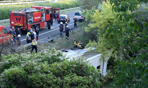 Nyolcan meghaltak egy buszban, amikor az árokba fordult az M7-esen