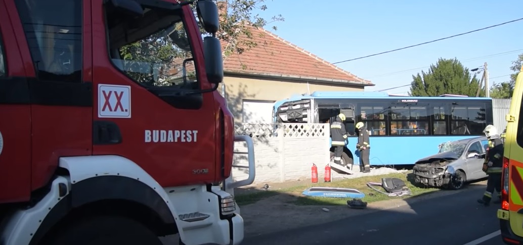 Lakóház kerítésének ütközött egy busz Gyálon, mindeközben az M7-esen is busz balesetezett, többen megsérültek