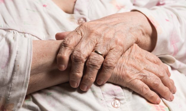 Ez a 29 éves fiatal férfi tört be a 91 éves nénihez: az éjszaka közepén kezdte el fojtogatni, lerántotta a földre és a pénzét követelte