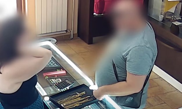 Egyetlen pillanat tüntette el a neki megtetsző aranyláncot – videón a lopás