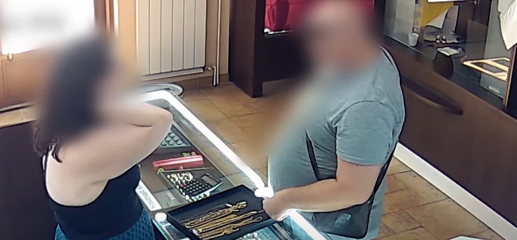 Egyetlen pillanat tüntette el a neki megtetsző aranyláncot – videón a lopás