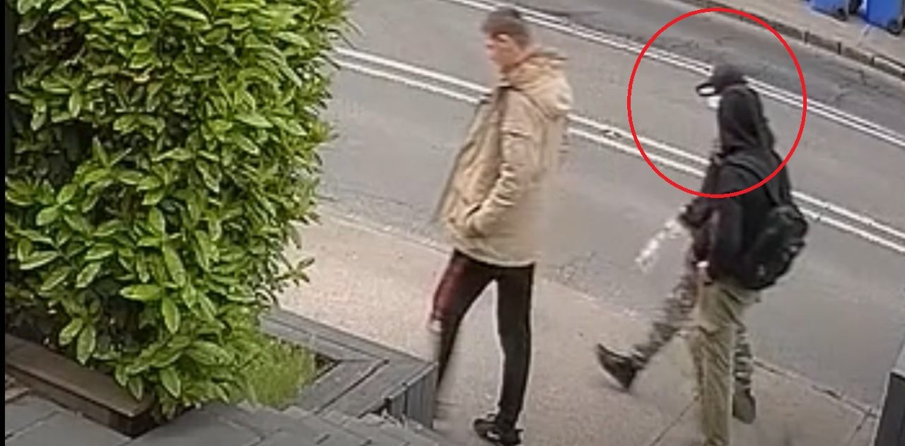 Először autót loptak, majd az abban talált bankártyákkal vásárolgattak, ezt a két férfit keresik a zsaruk Pest megyében – videó