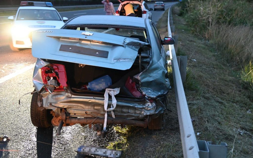 Kirepült az autóból és meghalt egy 10 éves gyermek az M7-es autópályán, a kislány nem volt bekötve, testvérét kórházba vitték