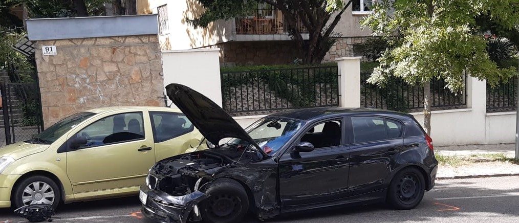 Egyik baleset érte a másikat: Gyöngyösnél meghalt két ember, az 51-esen megpördült egy autó, Pest megyében is többen ütköztek, az M0-áson nem egy tömegkarambol volt