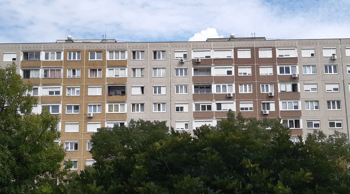 „Keresem azt a szemtanút, aki utoljára látta és próbált segíteni neki” – megszólalt a békásmegyei ház 14. emeletéről kiugrott nő férje, senki sem érti, Viki miért vetett véget az életének