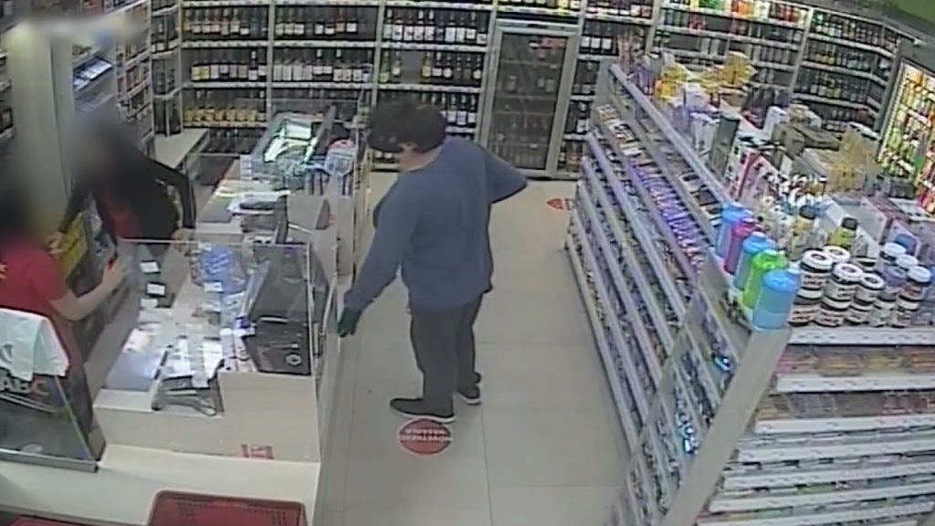 Parókát, álhasat és maszkot is viselt a budapesti rabló, mégis elkapták – videó