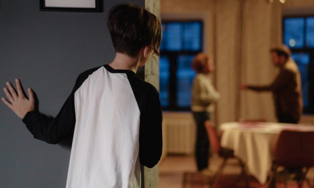 Közölték, öltözzön, kiviszik a vaddisznókhoz: éjszakára kirakták a 8 éves gyereküket az erdőbe, hogy megleckéztessék