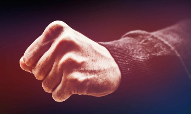 Borzalom: vascsővel sújtott le kétszer is italozó bátyjára ez a 34 éves férfi, ezért ment neki a testvérének