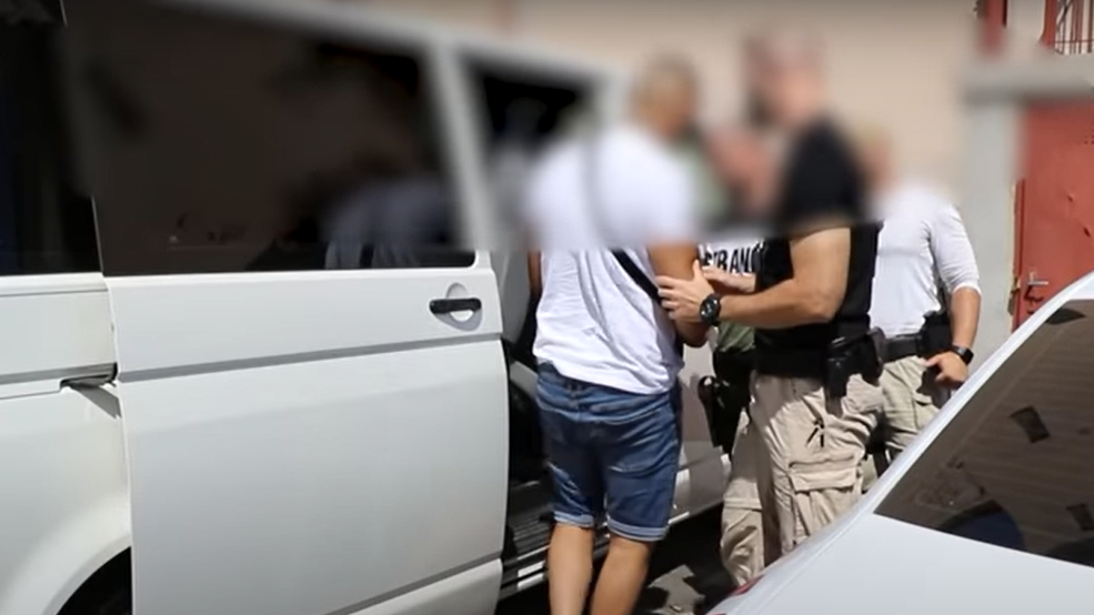 Kilóra vett meg egy nőt, hogy az prostiként dolgozzon neki egy 20 éves férfi – videó az elfogásáról