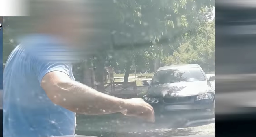 Rátámadt a nőre, mert azt hitte, hogy büntetőfékezett előtte – Ütötte-verte az autót, kiabált és letörte a visszapillantó tükröt – videó