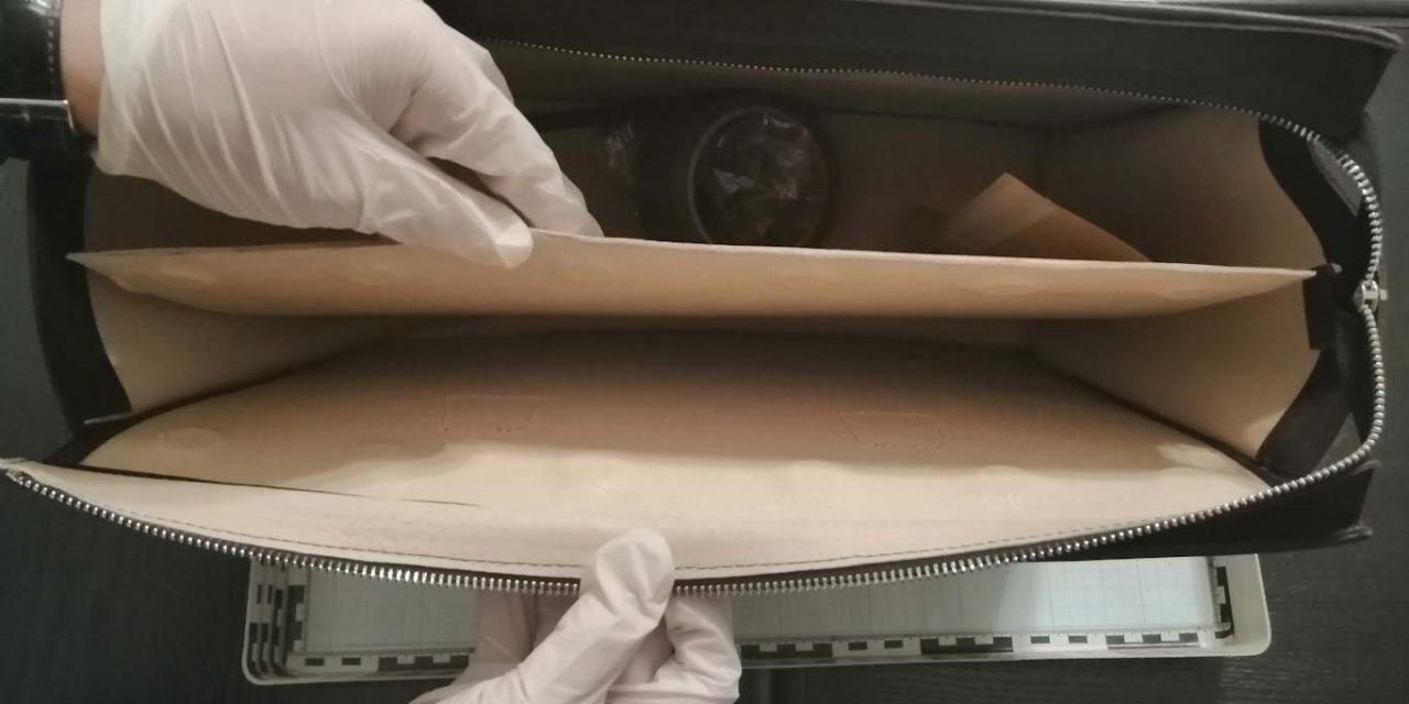 Táskával és borítékkal trükközött a román nő, rohantak utána, üzbég pénzt találtak nála